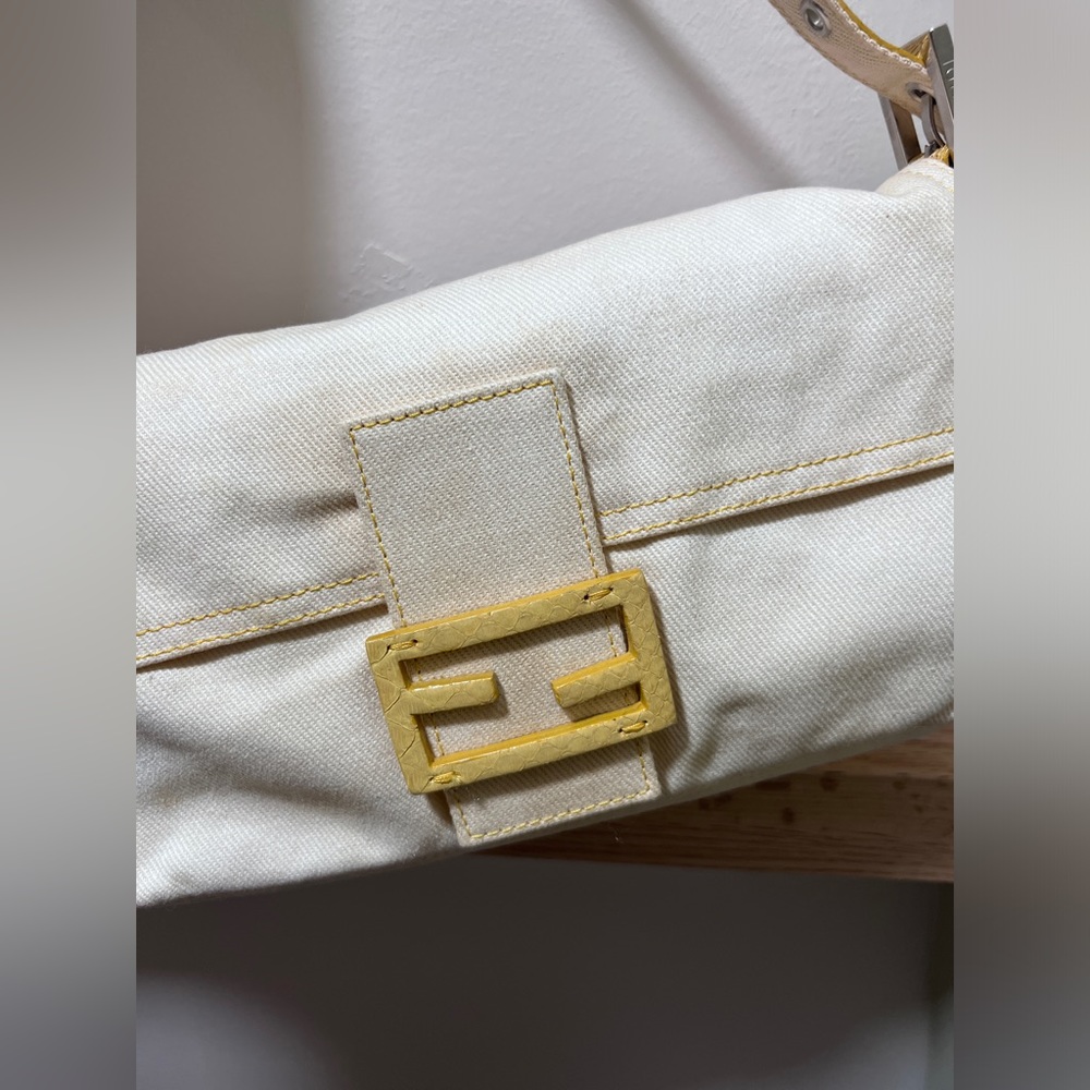 Auth🤍Vintage Fendi baguette. White/Beige.🐍Snakeskin - Picture 11 of 17